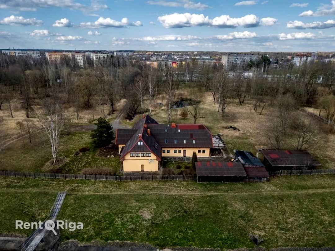 Pārdod 3-stāvu privātmāju Salaspilī pie Daugavas ar 2.3 ha zemes gabalu. Ēka celta kā viesu