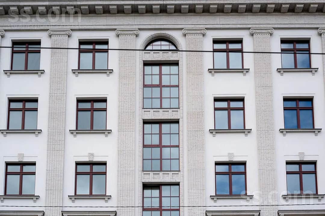 Trīsistabu dzīvoklis — Pulkv. Brieža 15