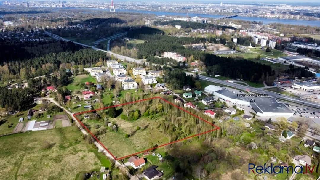 Zeme 18 privātmāju ciematam ar detālplānojumu. Pārdota tiek 1/2 no šī zemes gabala (13