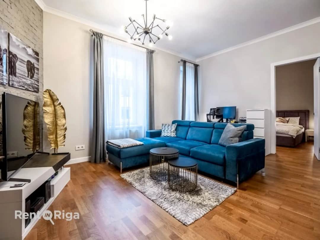 Izsmalcināts 2-istabu dzīvoklis renovētā namā Rīgas centrā! Piedāvājam iegādei elegantu