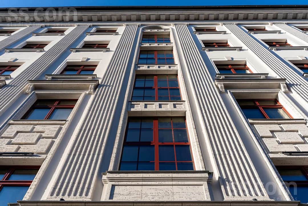 Trīsistabu dzīvoklis — Pulkv. Brieža 15