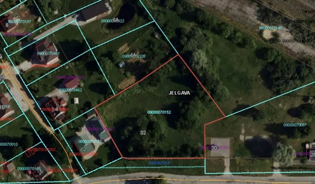 Zemes gabals Jelgavā ar P zonējumu. Pārdod zemes gabalu Platones ielā 32. Platība 0.4705 ha