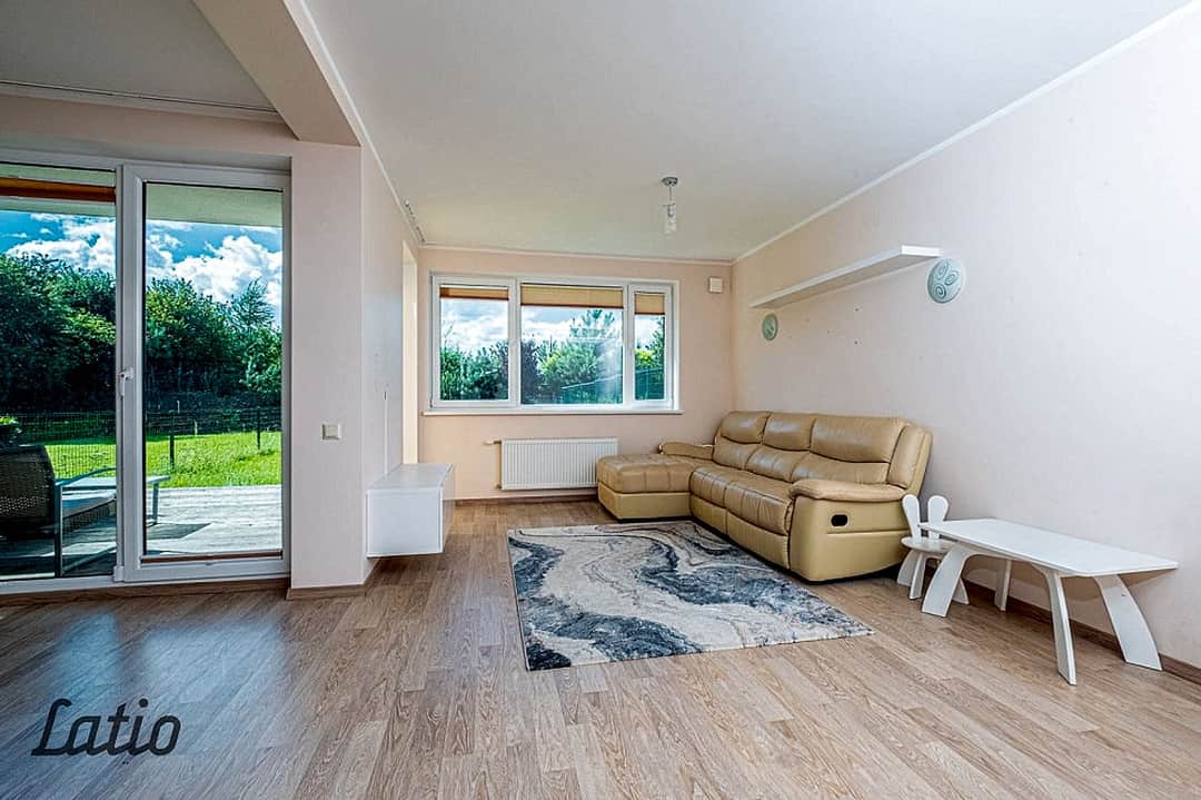 Izīrē no 01.04.2026 skaistu, plašu māju privātmāju ciematā Piņķos. 
Mājas pirmajā
