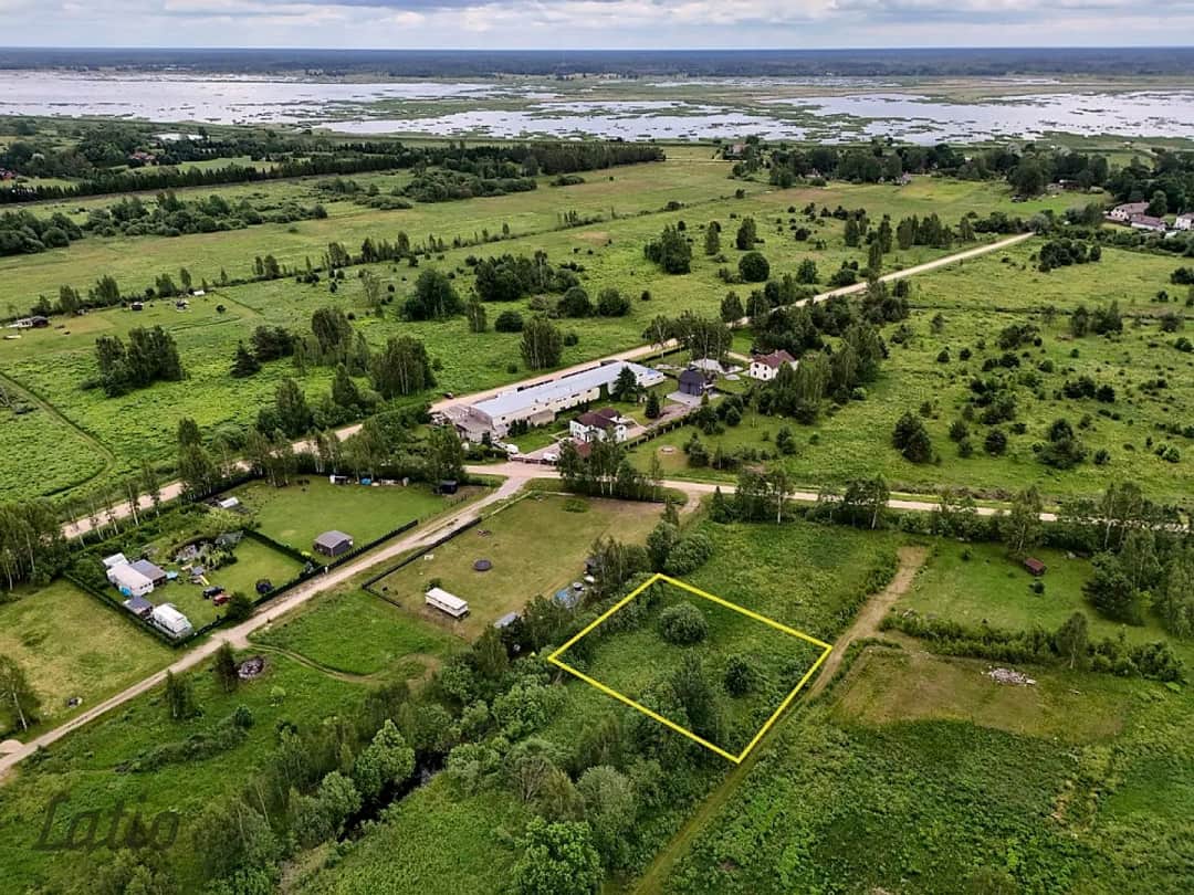 Pārdod zemes gabalu privātmājas vai vasarnīcas būvniecībai Mārupes novadā Straupciemā
