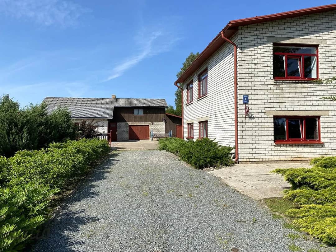 Zeme 2340 m2 | dzīvojamā māja 195,2 m2 | saimniecības ēka ar pirti un garāžu 161,6 m2