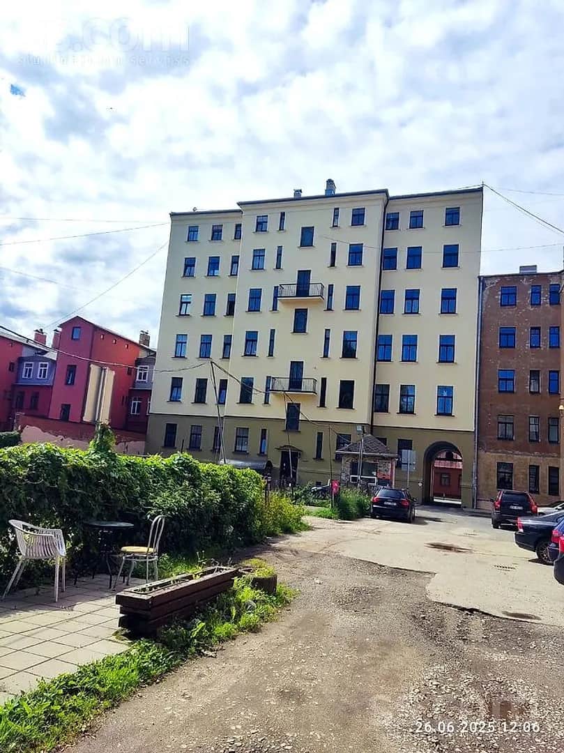 Divistabu dzīvoklis — Bruņinieku 75