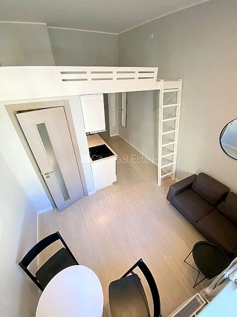 Fasādes māja, renovēta māja, slēgts pagalms, ieeja no ielas, kāpņu telpa pēc kapitālā
