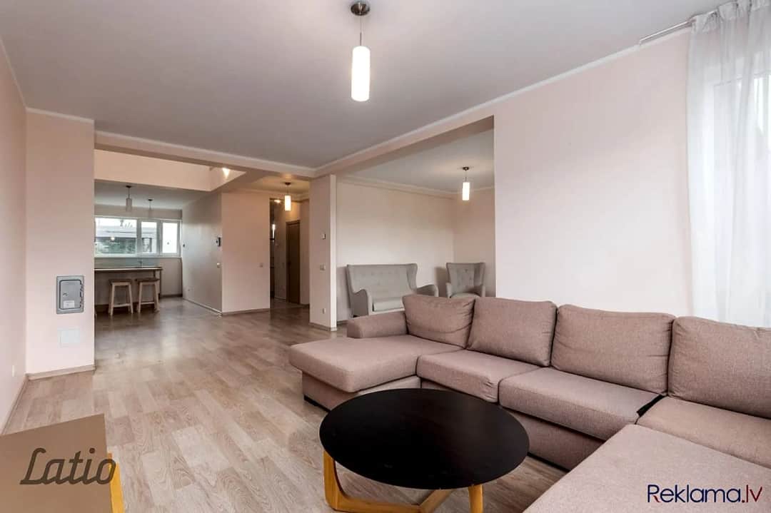Pārdod divstāvu māju privātmāju ciematā Piņkos.
Mājas pirmajā stāvā ir plaša