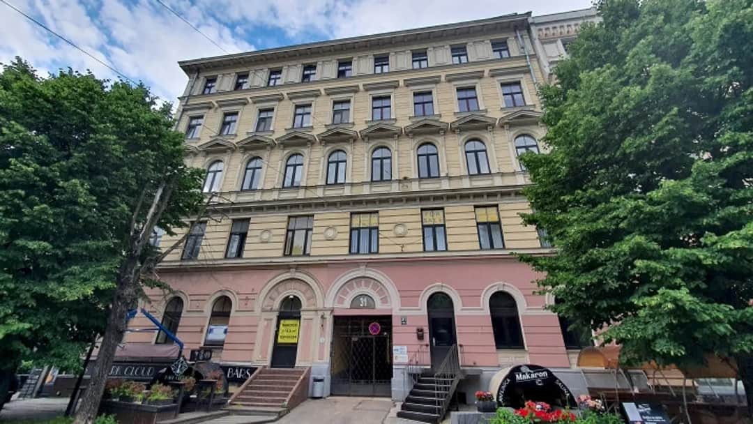 Hosteļa telpas, ko iespējams pārbūvēt par vismaz 3 dzīvokļiem. Īpašums atrodas vienā no