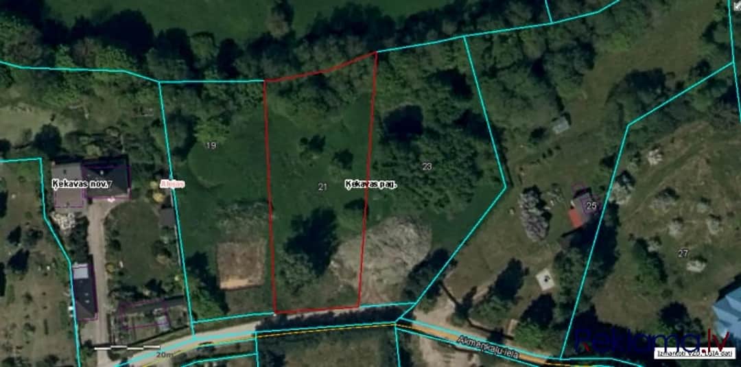 Iegādei pieejami divi zemes gabali. Akmeņkaļu iela 23 - 2557 m2 + Akmeņkaļu iela turpinās