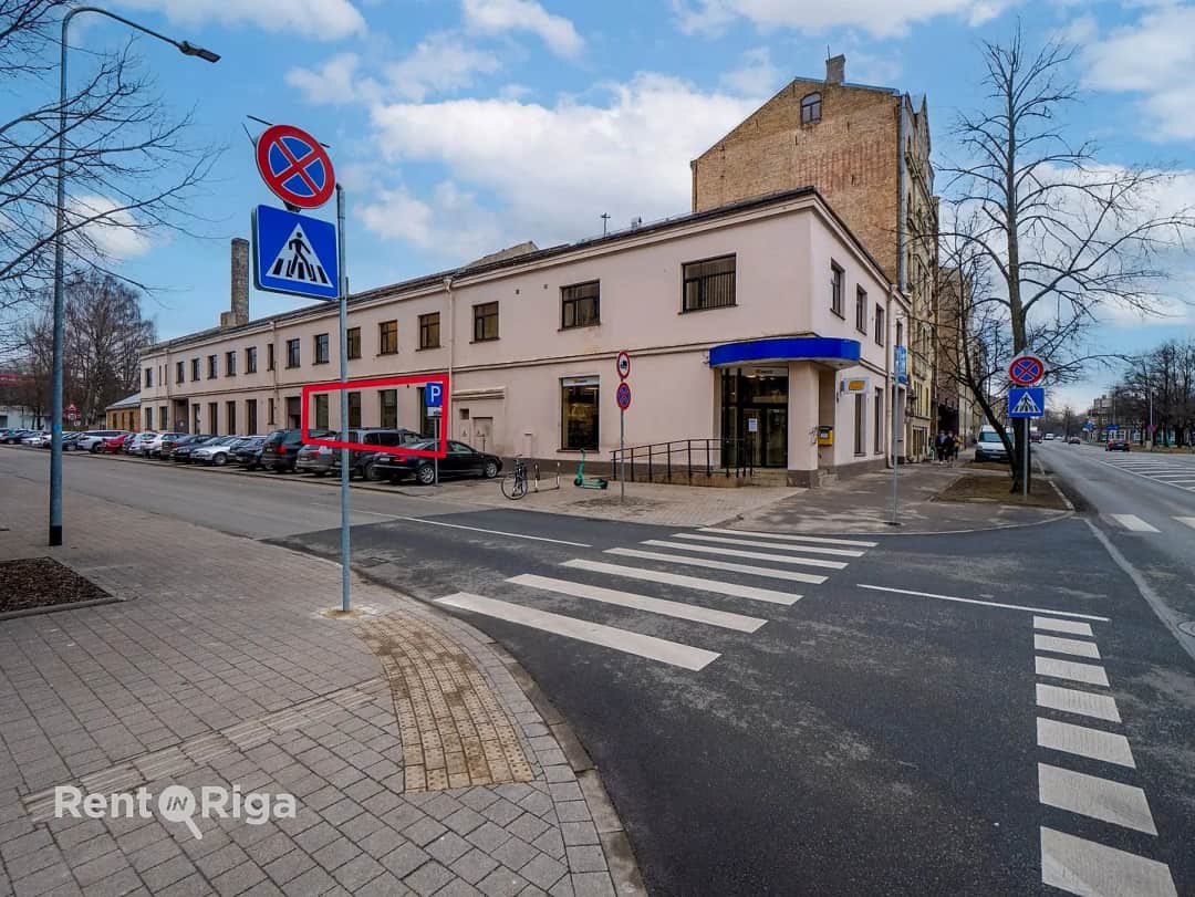 Pērnavas 43C, Centrs
