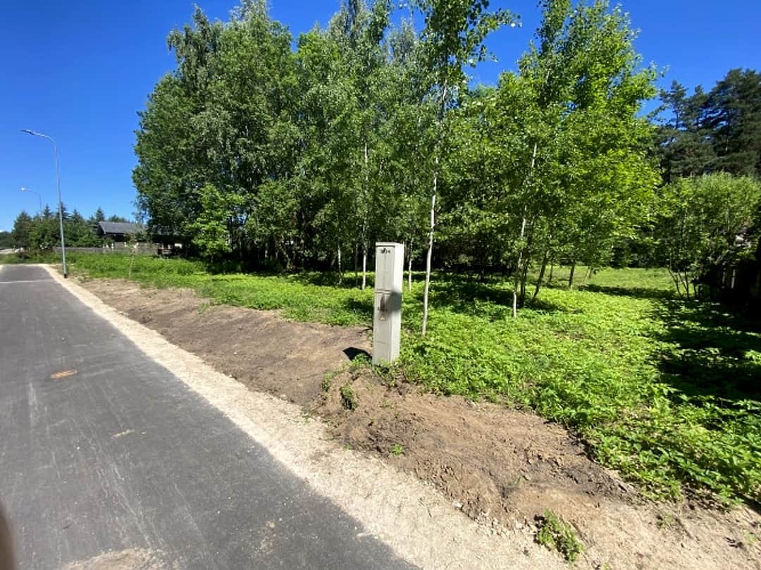 Lieliskā atrašanās vieta ļauj uzbūvēt augstākās klases privātmāju piepilsētā. Apbūves