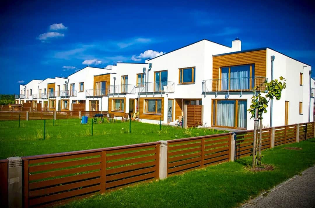 Pārdošanā pieejamas dažādas rindu mājas ekskluzīvajā Salienas ciematā sakoptā, drošā