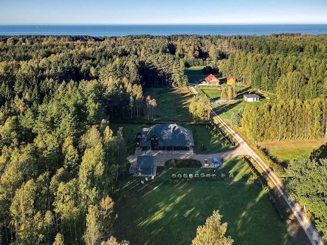 Moderna, ļoti kvalitatīvi būvēta, sešu istabu savrupmāja Zvejniekciemā, meža ielokā, 54km