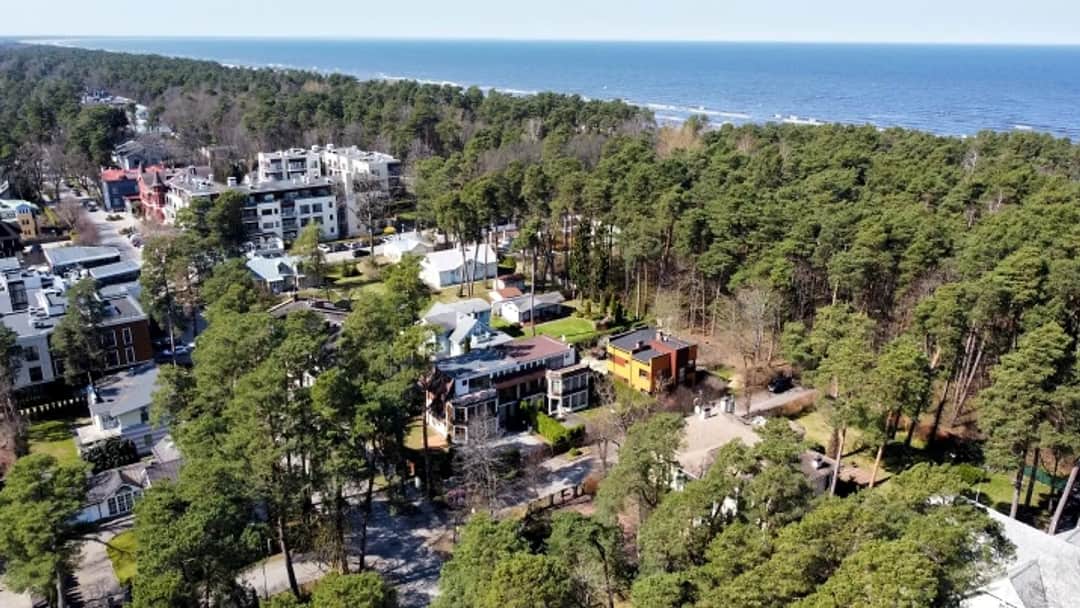 Tiek pārdota 3 stāvu māja (dvīnu mājas sekcija), 1 līnijā, Bulduri, Jūrmala. Mājas
