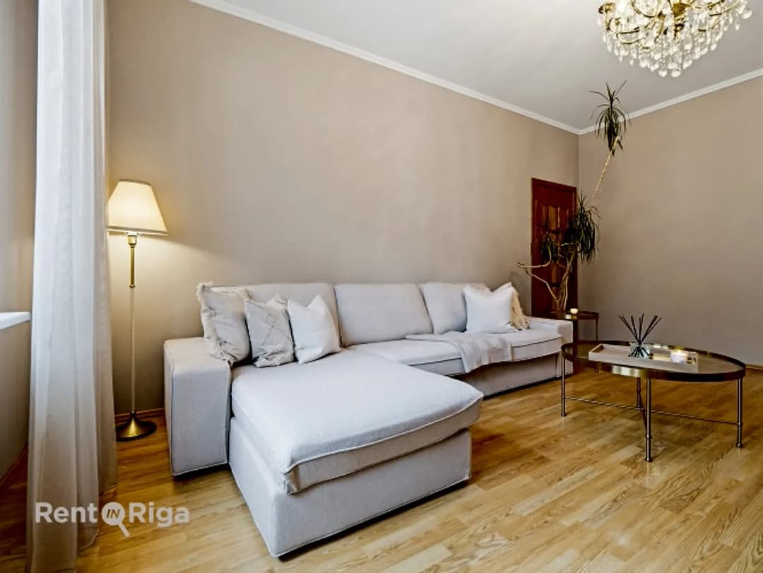 Gaumīgs un plašs 3-istabu dzīvoklis pirmskara ēkā Rīgas centrā. Dzīvokļa augstie griesti, — bilde 3