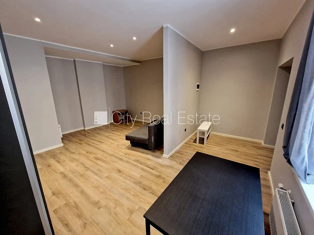 Fasādes māja, renovēta māja, ieeja no ielas, ir lifts, kāpņu telpa pēc kosmētiskā remonta,