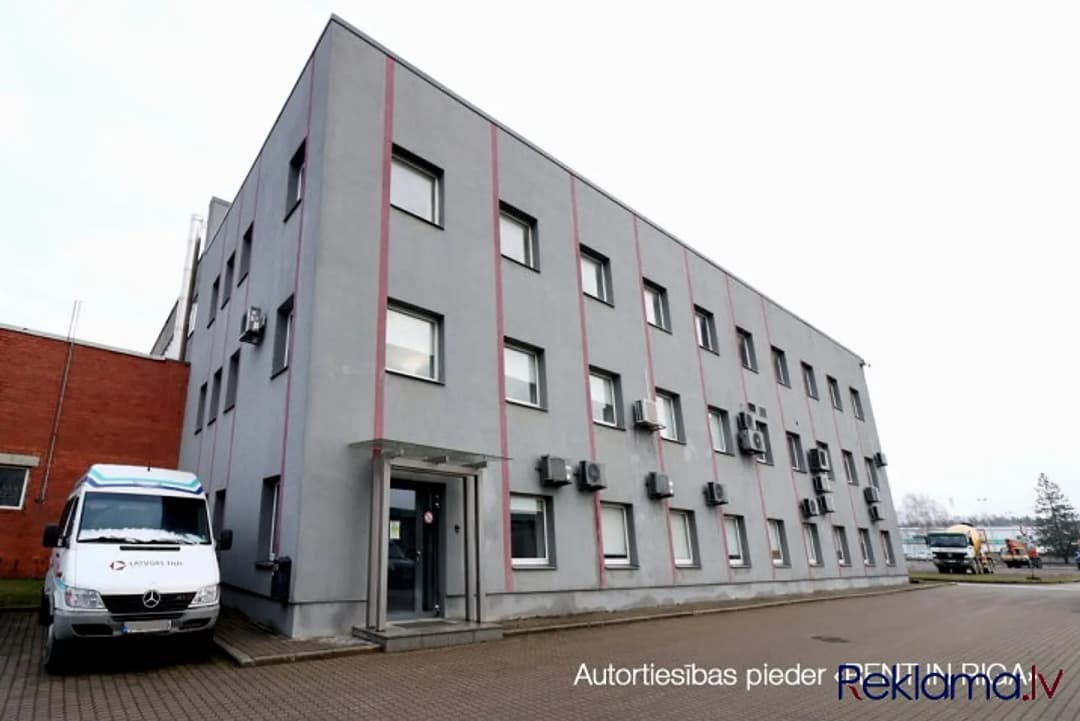 Birojs Šķirotavā. + 2. stāvs. + Platība sastāv no koridora/recepcijas, trīs kabinetiem,
