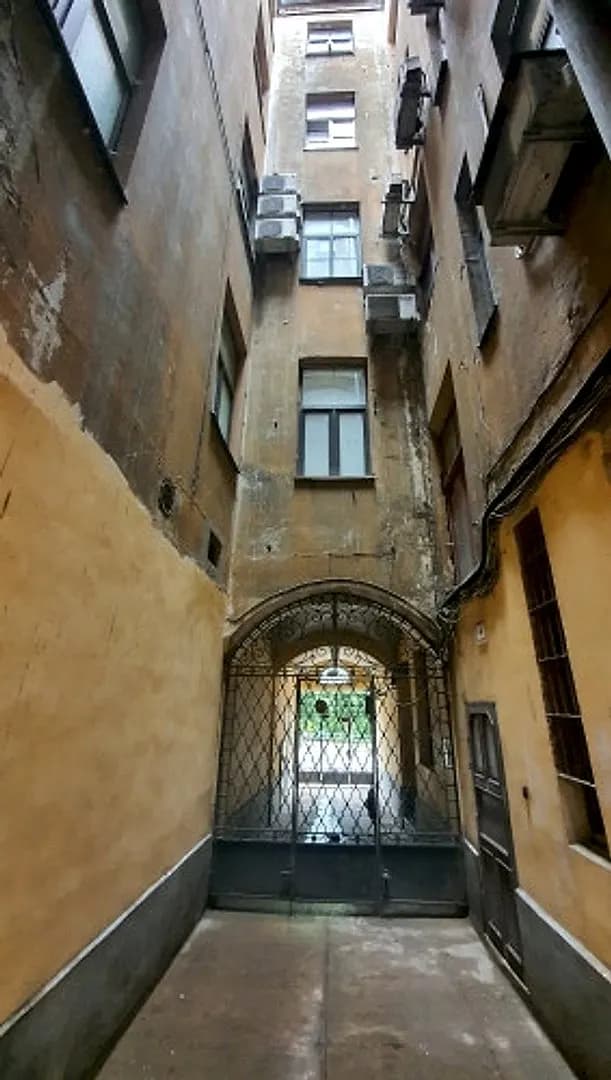 Hosteļa telpas, ko iespējams pārbūvēt par vismaz 3 dzīvokļiem. Īpašums atrodas vienā no — bilde 4