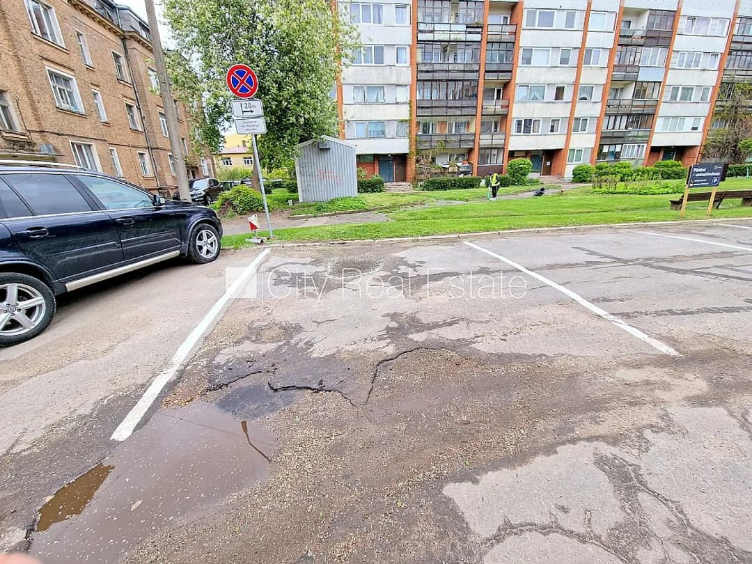 Vieta automašīnai, iebraukšana teritorijā uzrādot caurlaidi, teritorijas stāvlaukums noklāts — bilde 3
