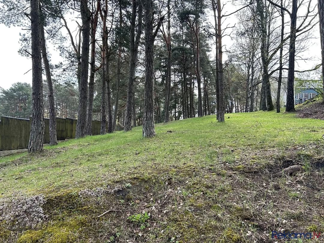 Pārdod regulāras formas apbūves gabalu privātmājas vai dvīņumājas būvniecībai.