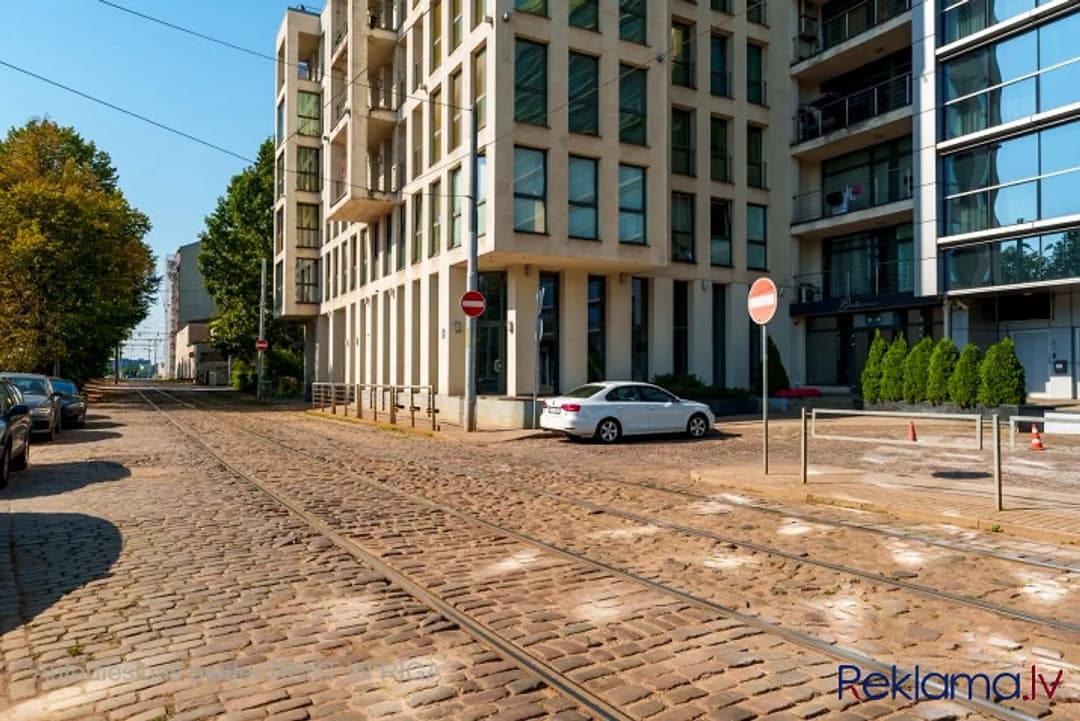 Plašas tirdzniecības telpas ar augstiem griestiem. Īpašumam ir viena liela telpa, 4 WC telpas — bilde 2