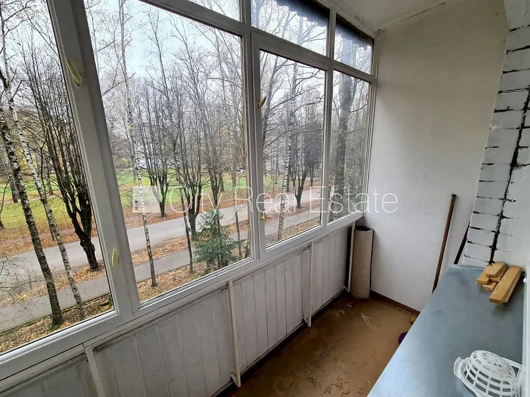 Fasādes māja, ieeja no pagalma, kāpņu telpa pēc kosmētiskā remonta, balkons, logi vērsti uz — vēl bildes
