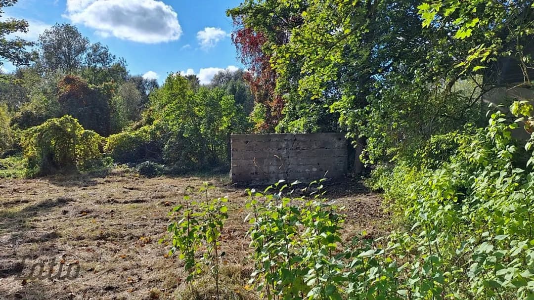 Piedāvājam iegādāties plašu zemesgabalu 2082 m platībā. Uz zemes atrodas veca koka ēka, — vēl bildes