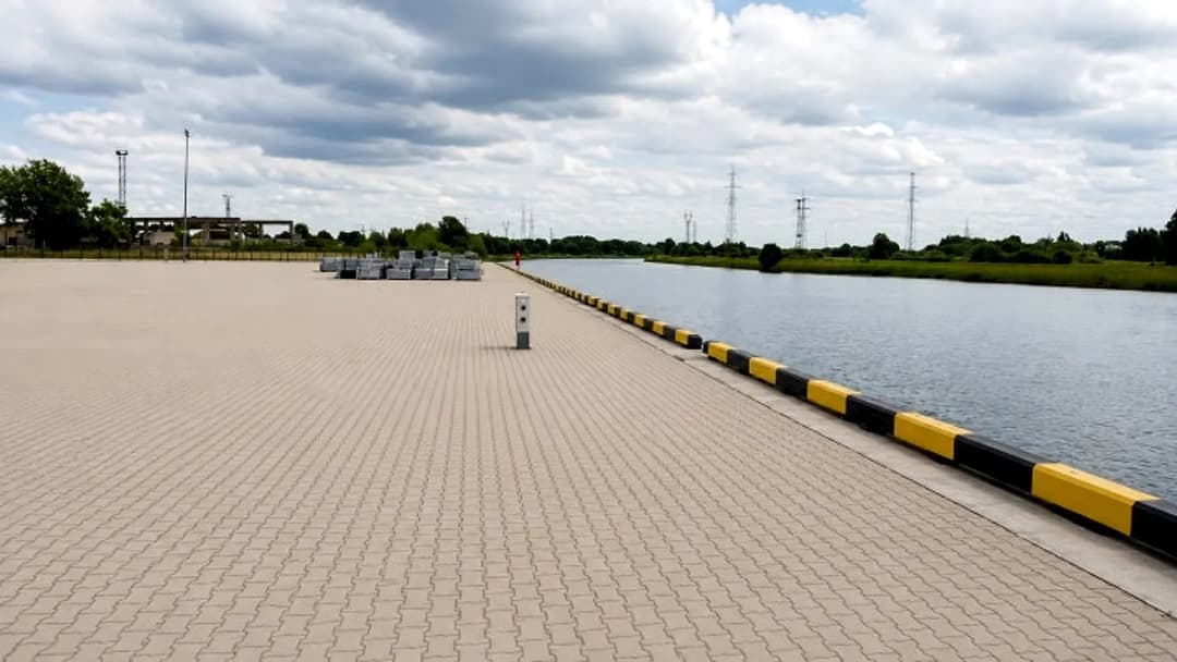 Bruģēts laukums ar tenta noliktavu Jelgavā. + Bruģēta laukuma platība 10 346 m2; + Tenta — bilde 3