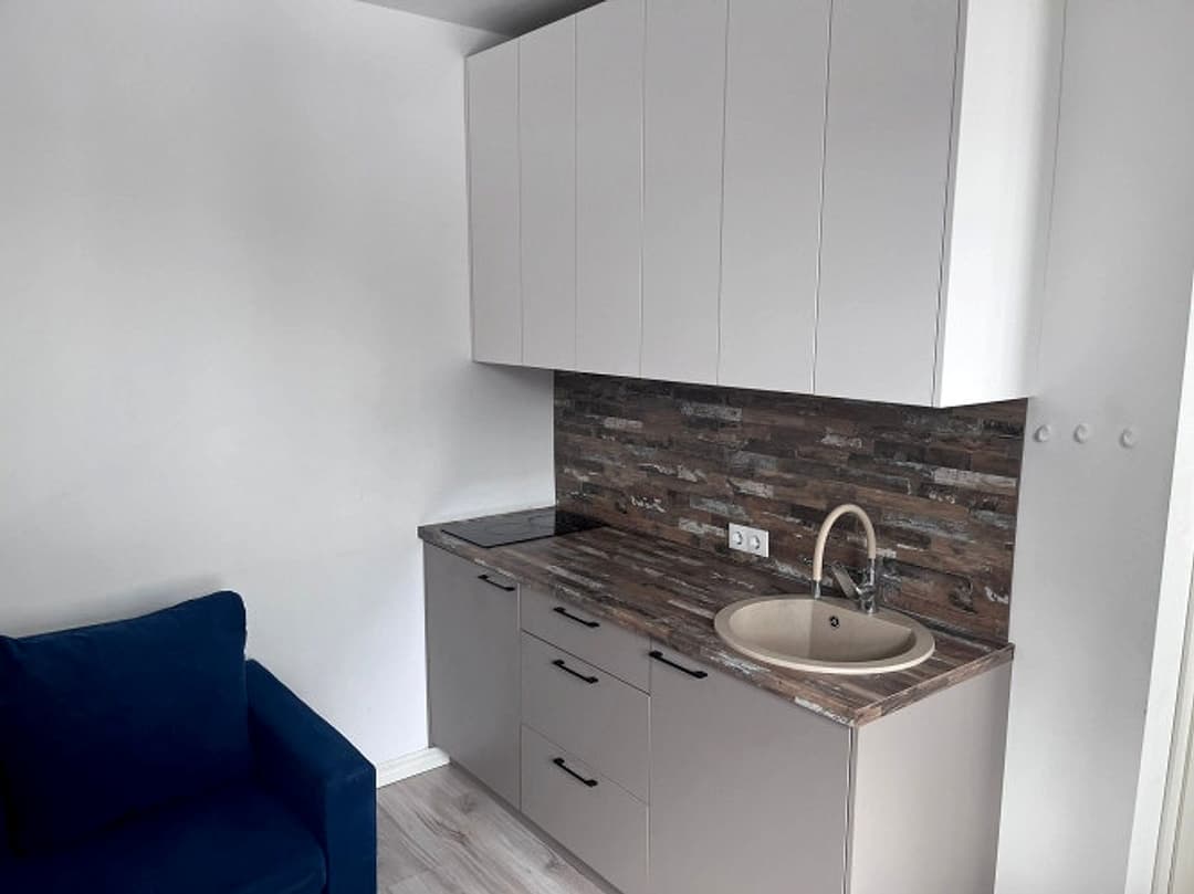 Stilīgs, dzīvoklis Rīgas centrā ar ļoti zemiem komunālie maksājumiem. Tiek izīrēts studio — vēl bildes