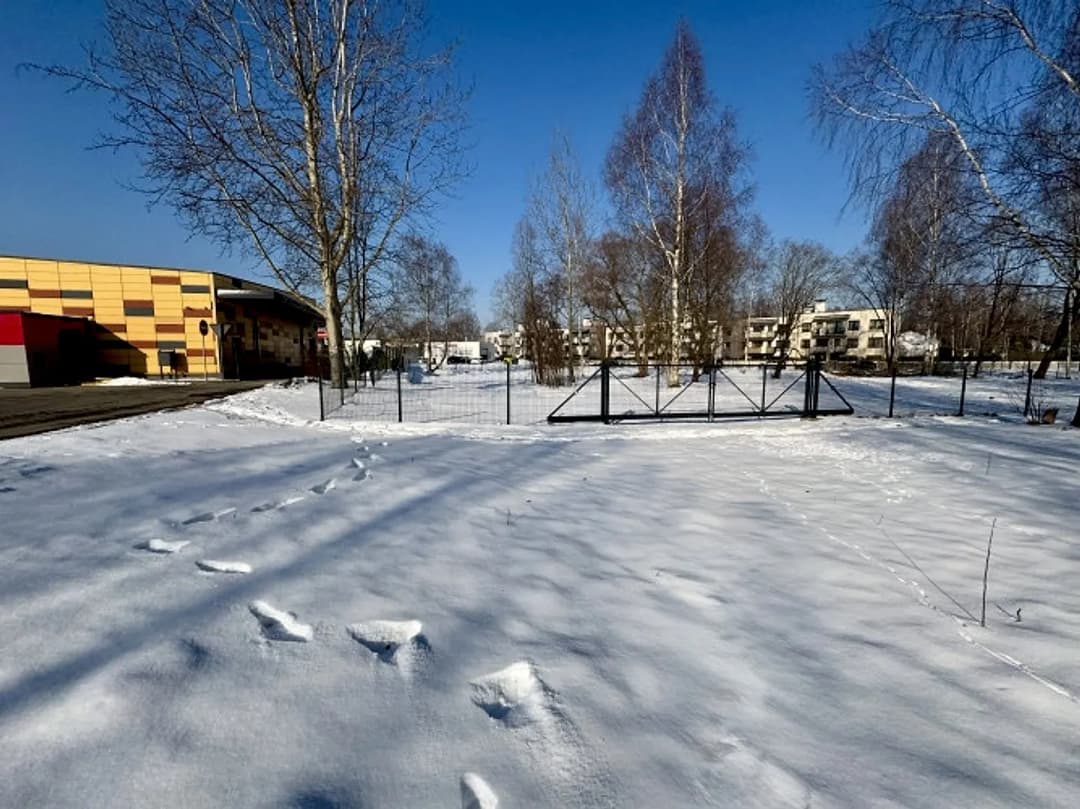 Zemes gabals Skrīnes ielā 1 Fasāde vērsta uz Jūrkalnes ielas pusi. + Zemes gabala platība — vēl bildes