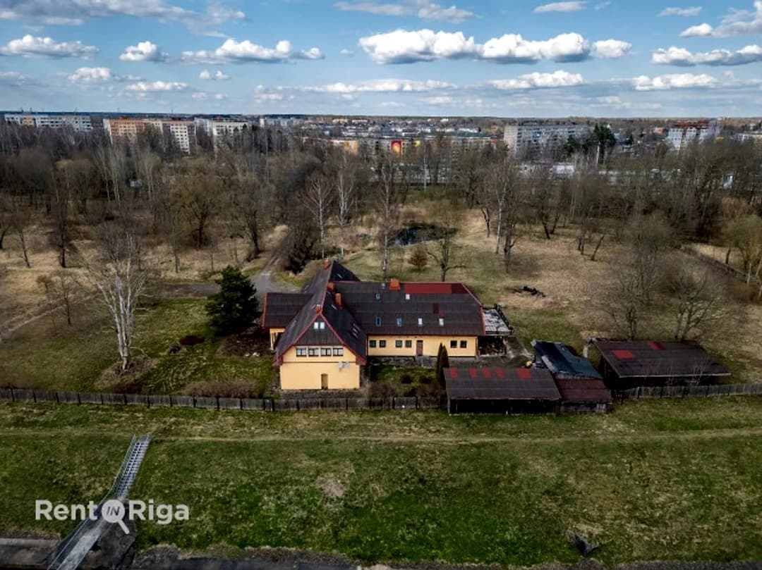 Pārdod 3-stāvu privātmāju Salaspilī pie Daugavas ar 2.3 ha zemes gabalu. Ēka celta kā viesu