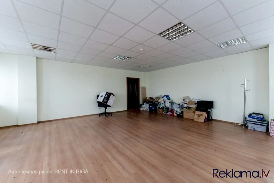 Birojs ar panorāmas skatu Ganību dambī 36. + 1 telpa. + Logi divās telpās pusēs. + Lamināta — bilde 2