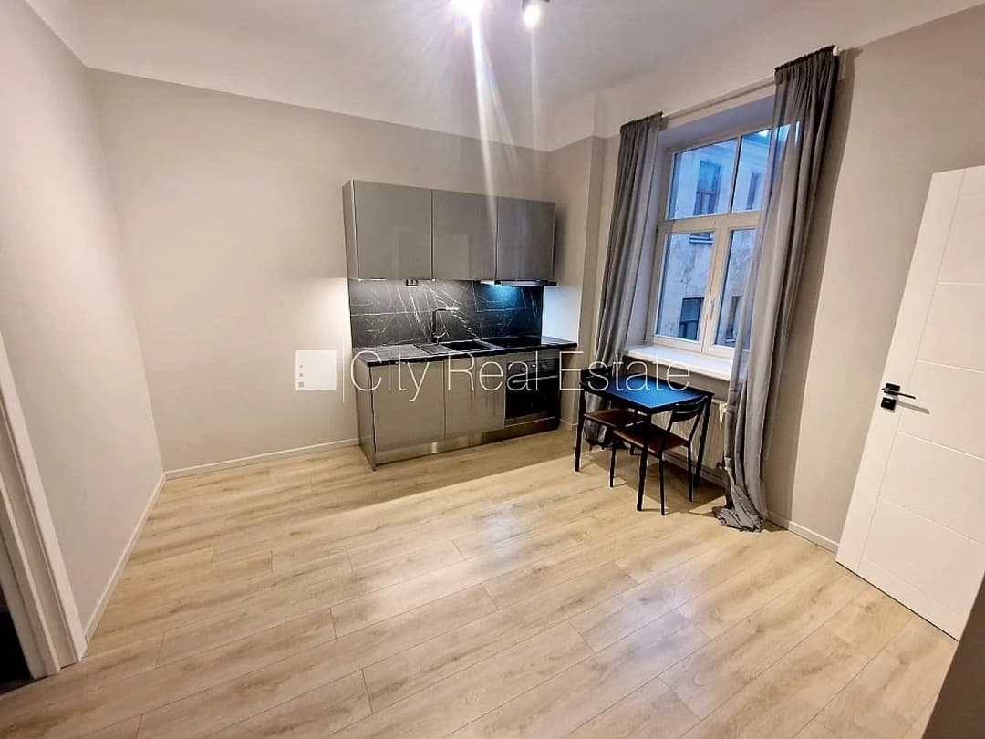 Pagalma ēka, renovēta māja, slēgts pagalms, apsargāts pagalms, ieeja no ielas, ir lifts, — bilde 3