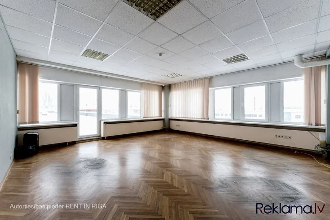 Gaišs birojs ar milzīgu terasi Ganību dambī 36. Caurstaigājama telpa 36 kvm, izolēta