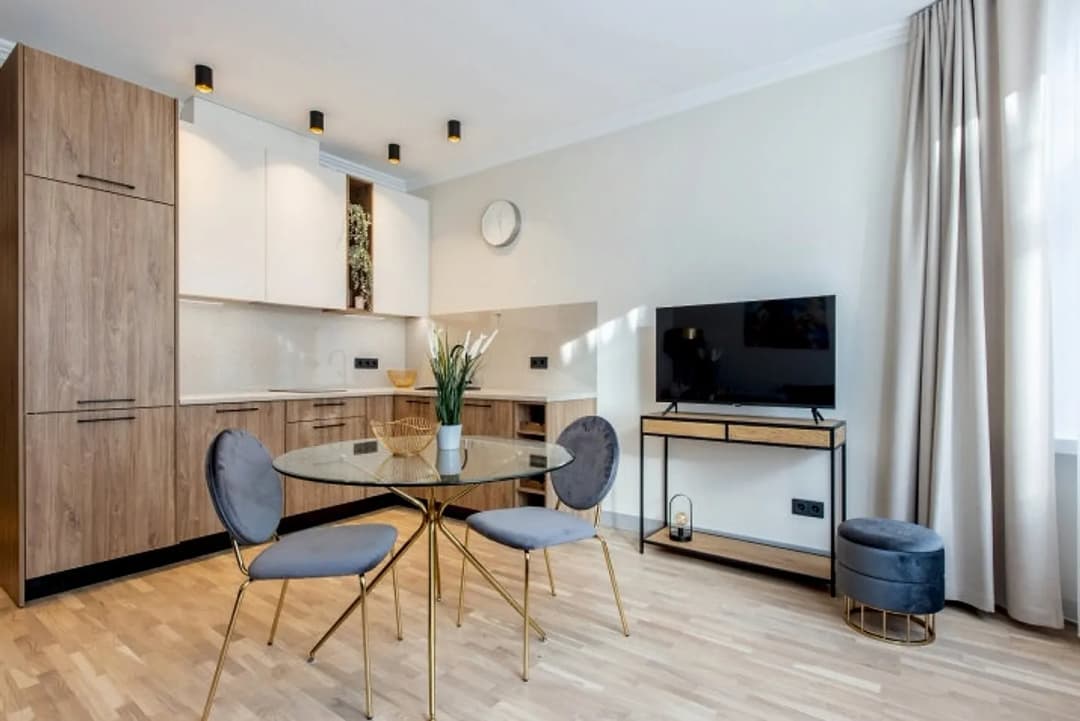 Kvalitatīvs studio tipa dzīvoklis renovētā ēkā, Rīgas centrā. Zemi komunālie maksājumi