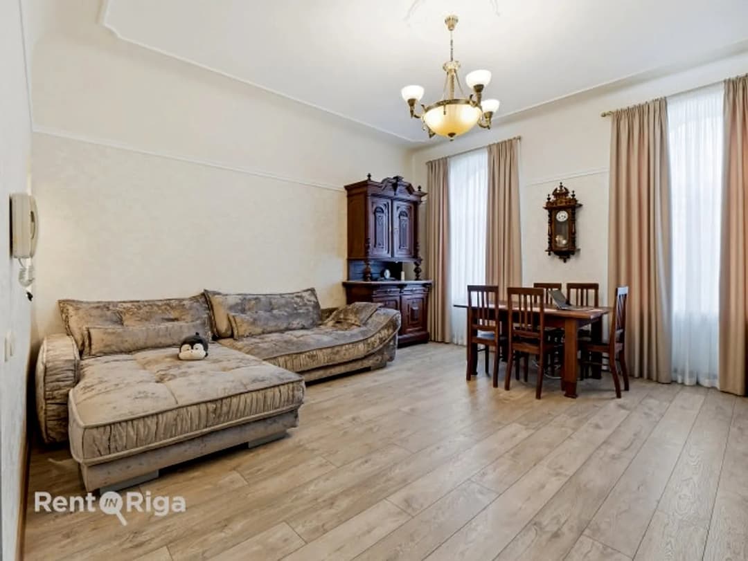 Izīrē aristokrātisku jūgendstila dzīvokli Rīgas centrā Kr. Barona ielā 60 Piedāvājumā — bilde 2