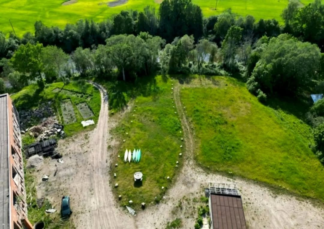 Pārdod bijušo Pāvilostas Spirta rūpnīcu Sakas upes krastā. Zeme 3,3 ha ar vairākām ēkām — vēl bildes