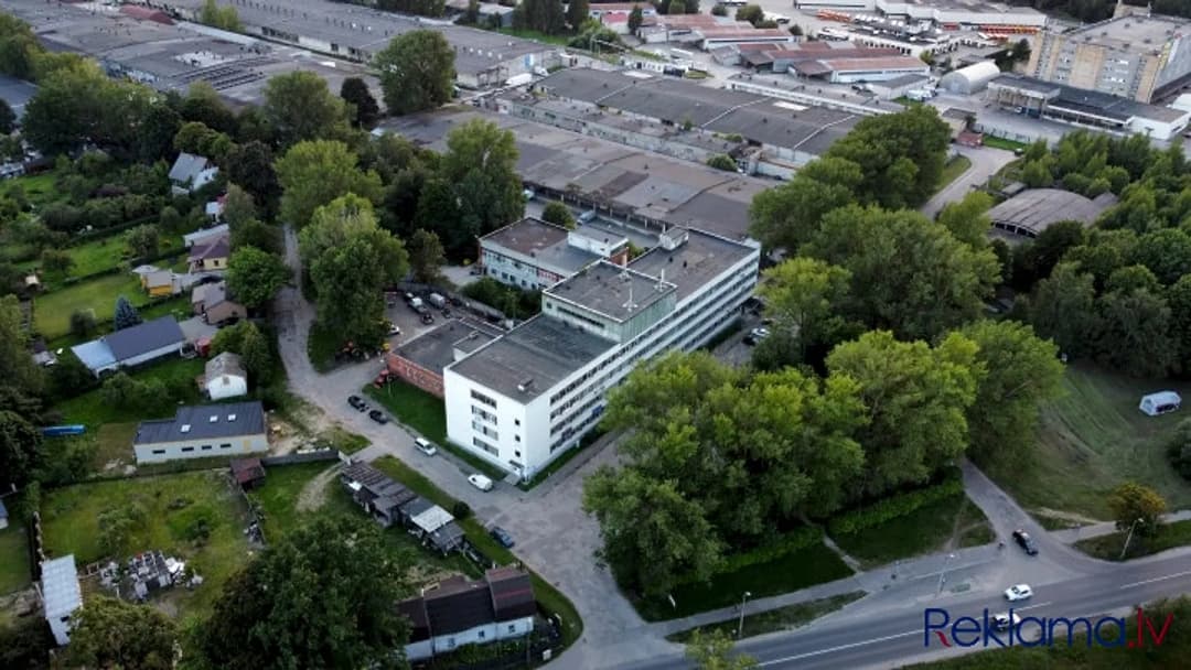 Pārdod 4 stāvu biroju ēku ar zemi 0.6350 ha. Īpašumā ietilpst: (C) Buļļu iela 70a - parks — bilde 2
