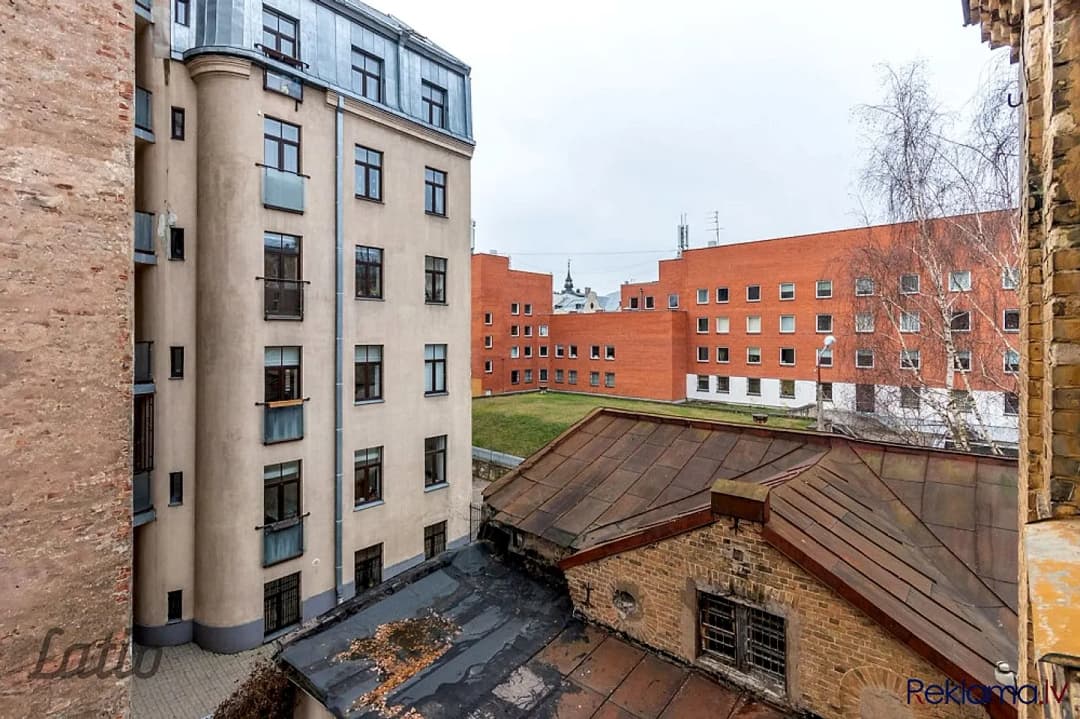 Pārdod piecistabu dzīvokli klusajā centrā, pagalma mājā. Labierīcībās gan duša, gan — bilde 4