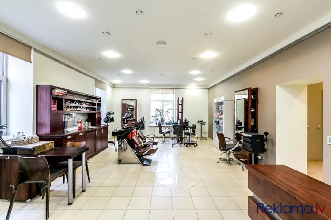 Īpašums atrodas jūgendstila ēkas labiekārtota iekšpagalma.. + Salons ir izvietots divos — bilde 2