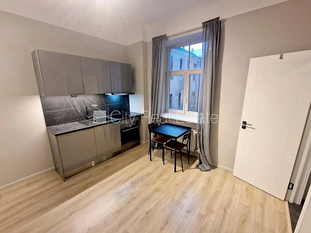 Pagalma ēka, renovēta māja, slēgts pagalms, apsargāts pagalms, ieeja no ielas, ir lifts, — vēl bildes