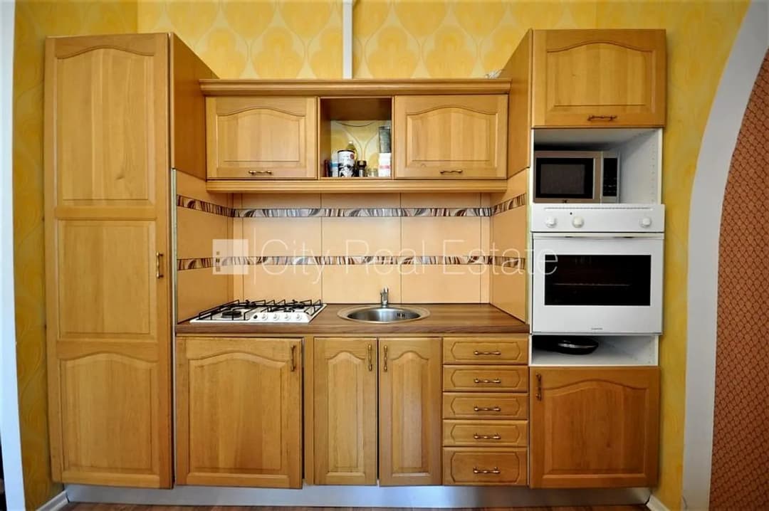 Šo dzīvokli izīrē pa diennaktīm (īstermiņa īre), īres cena sludinājumā norādīta par — vēl bildes