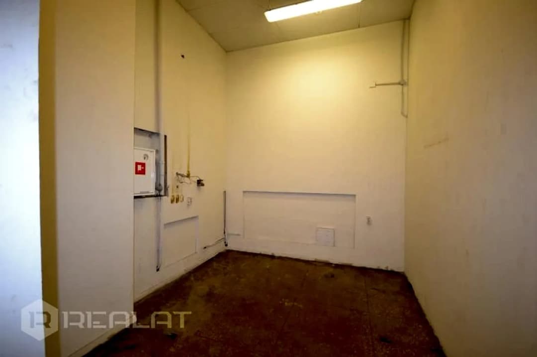 Iznomā noliktavas telpas + Platība 208 m2. + Telpas ir siltinātas + Iebūvētas nelielas — vēl bildes