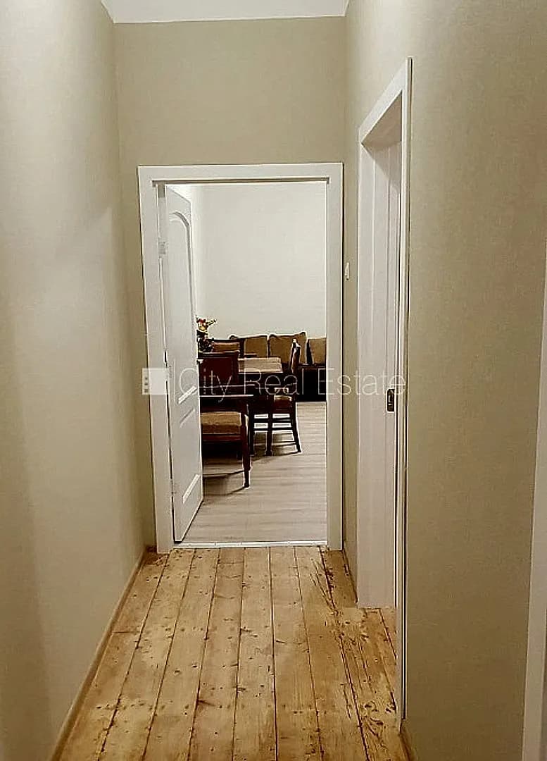Fasādes māja, renovēta māja, ieeja no ielas, ir lifts, kāpņu telpa pēc kapitālā remonta, — bilde 4