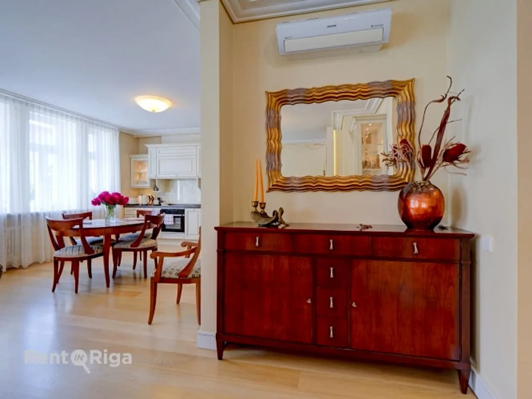Pārdošanā elegants dzīvoklis ar plašu balkonu Rīgas vēsturiskajā centrā Piedāvājam — vēl bildes