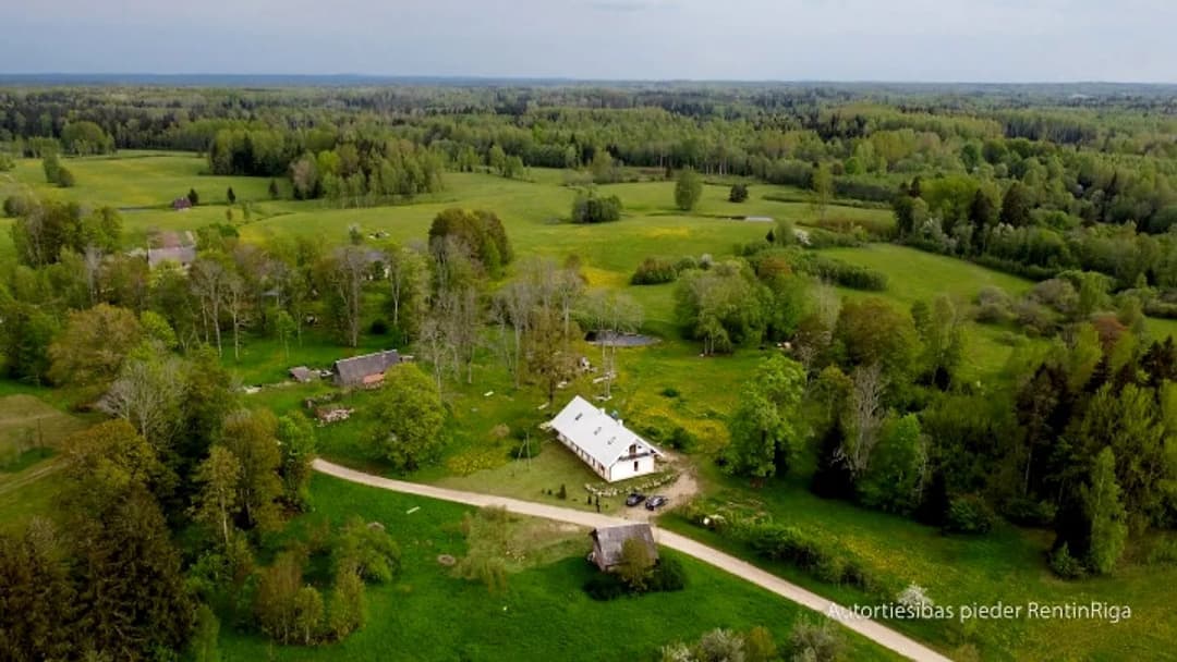 Kvalitatīvi un pārdomāti būvēta lauku māja no dabīgiem un ilgtspējīgiem materiāliem.