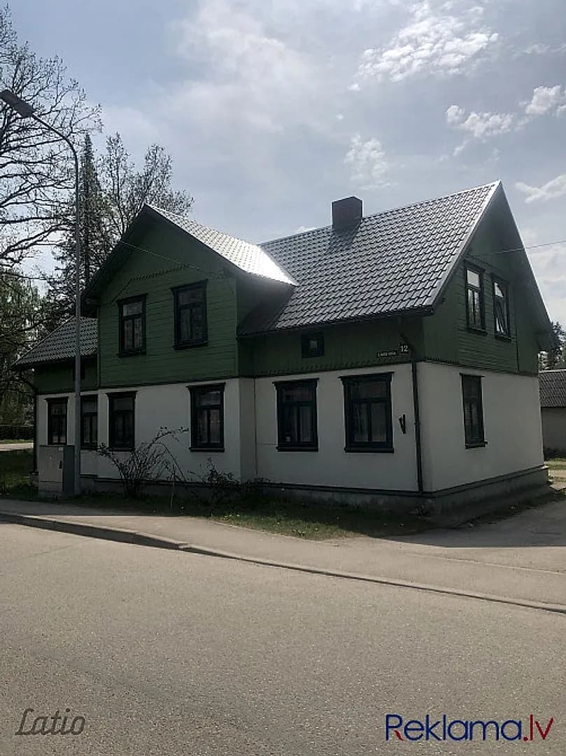 Pārdod labi uzturētu privātmāju Stendes pilsētā. Māja atrodas zaļā privātmāju rajonā
