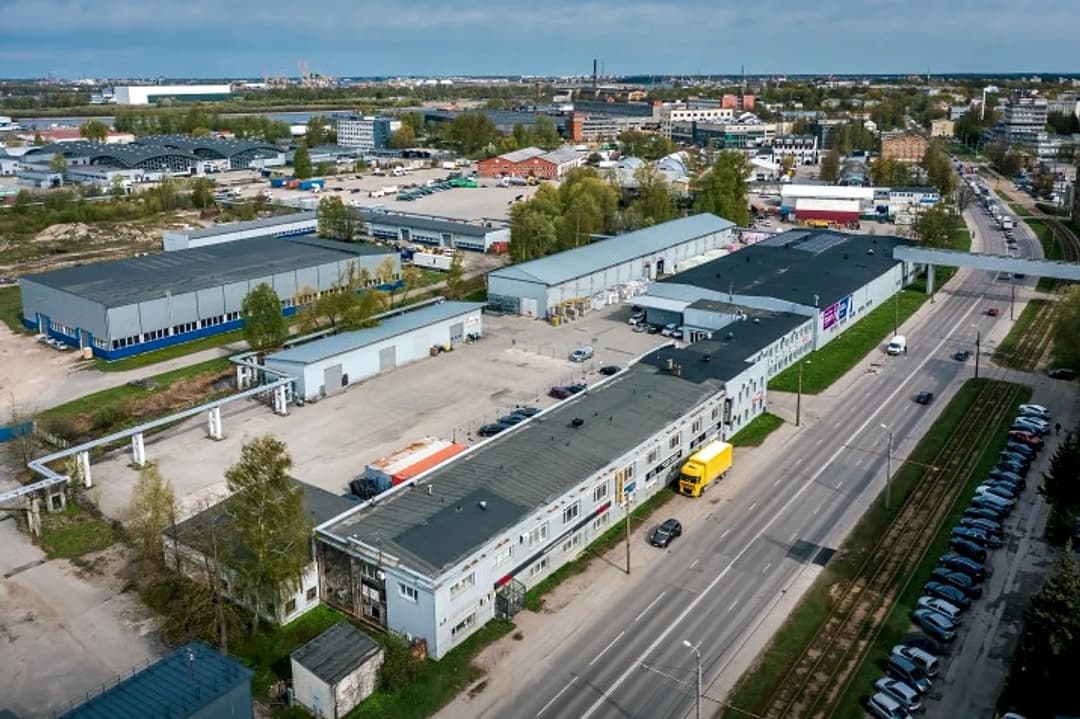 Ilgtermiņa nomai tiek piedāvātas neapkurināmas, sausas noliktava telpas Ganību dambī 25D. + — vēl bildes