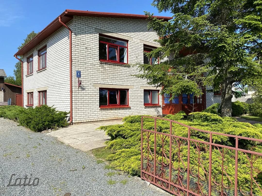 Zeme 2340 m2 | dzīvojamā māja 195,2 m2 | saimniecības ēka ar pirti un garāžu 161,6 m2 — bilde 2